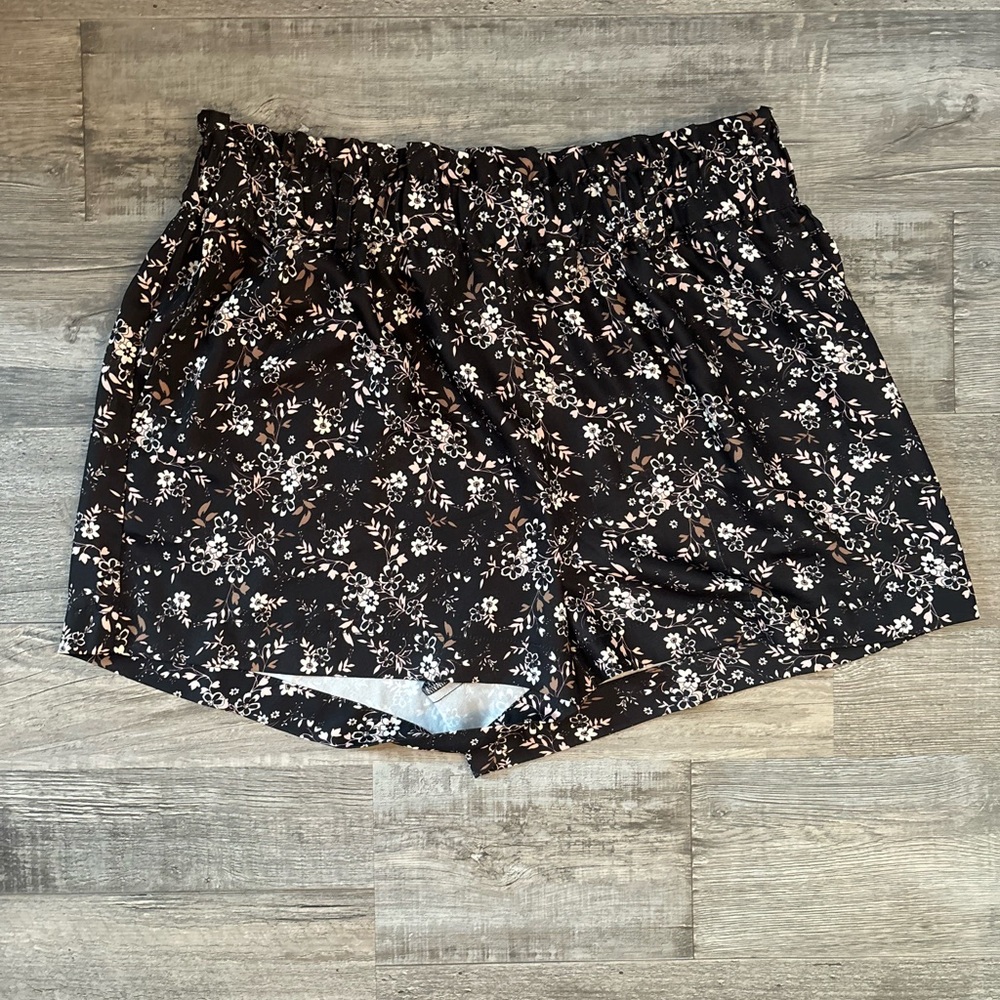 Laundry By Shelli Segal High Waist Black and White Shorts